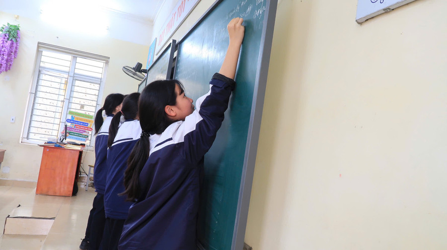 Học sinh Trường THCS Quán Toan, Hồng Bàng, TP Hải Phòng trong giờ học tại trường.