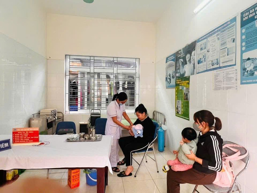 Người dân tiêm phòng Sởi cho con tại Trung tâm Y tế huyện Kiến Thuỵ.
