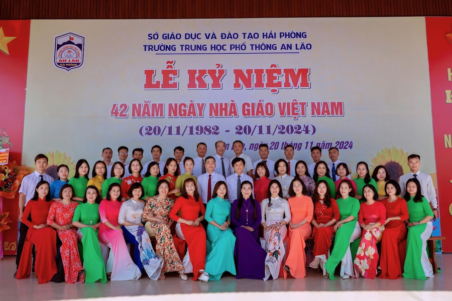 Trường THPT An Lão vinh dự nhận Bức trướng và Bằng khen do UBND TP Hải Phòng tặng.