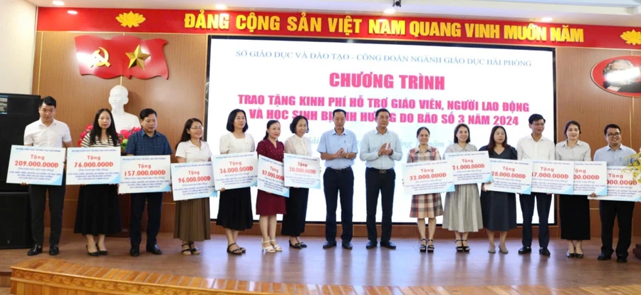 Sở GD&ĐT Hải Phòng trao hỗ trợ cho các đơn vị giáo dục.