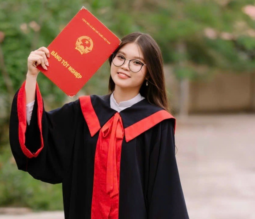 Nhấn vào ảnh để phóng to Em Đinh Phương Linh, cựu học sinh lớp 9D5, trường THCS Nam Sơn, huyện An Dương, TP Hải Phòng.