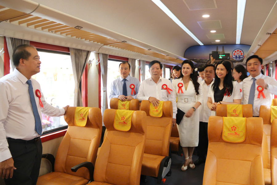 Bên trong toa xe được thiết kế hiện đại, có không gian nội thất sang trọng. ga-hp2.jpg