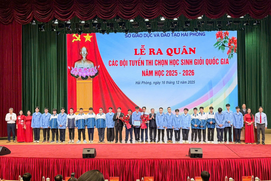 Lãnh đạo thành phố tặng hoa chúc mừng các đội tuyển. ra-quan1.jpg