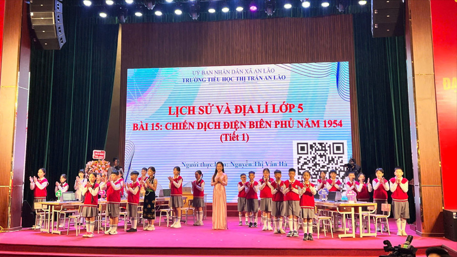 Cô giáo Nguyễn Thị Vân Hà cùng học sinh lớp 5D, Trường Tiểu học Thị trấn An Lão.