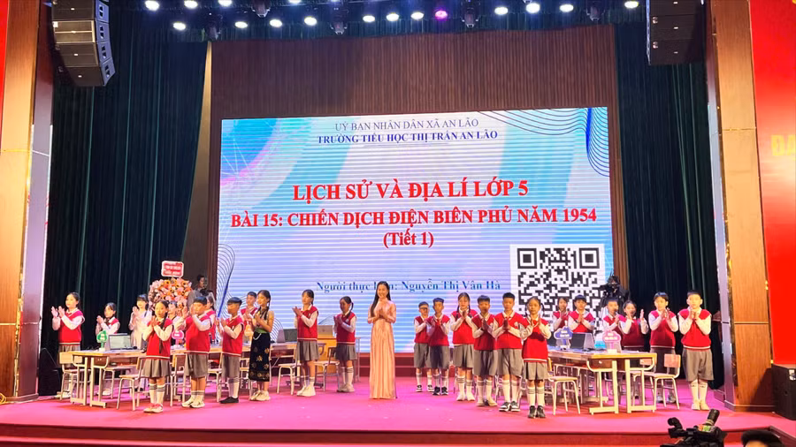 Cô giáo Nguyễn Thị Vân Hà cùng học sinh lớp 5D, Trường Tiểu học Thị trấn An Lão.