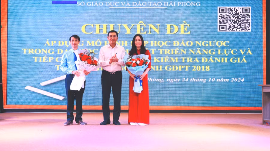 Ông Bùi Văn Kiệm - Giám đốc Sở GD&ĐT Hải Phòng tặng hoa 2 giáo viên báo cáo chuyên đề.