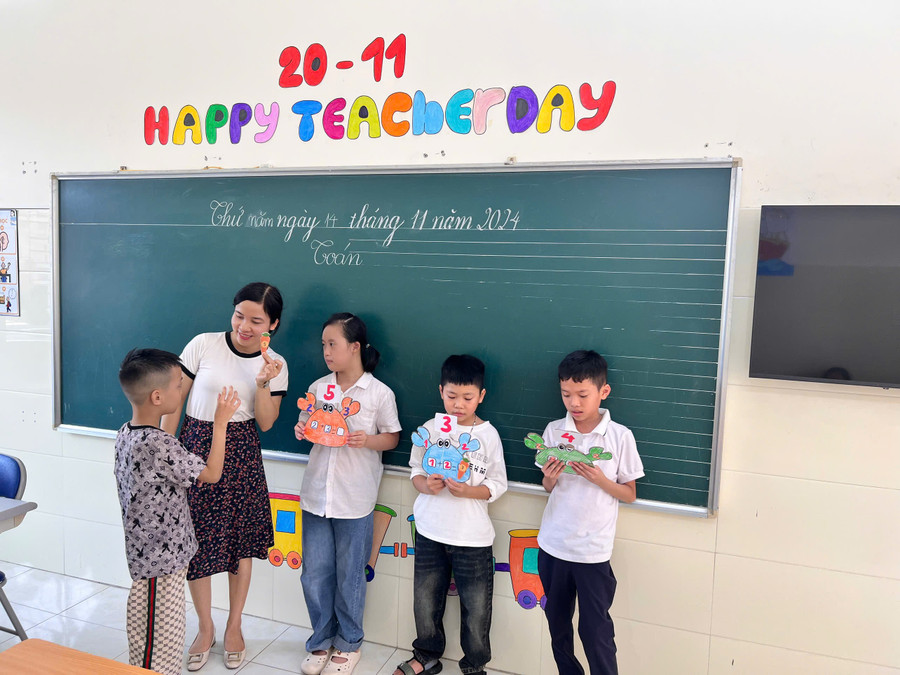 Cô Huế và học sinh trong tiết học Toán ngày 14/11.