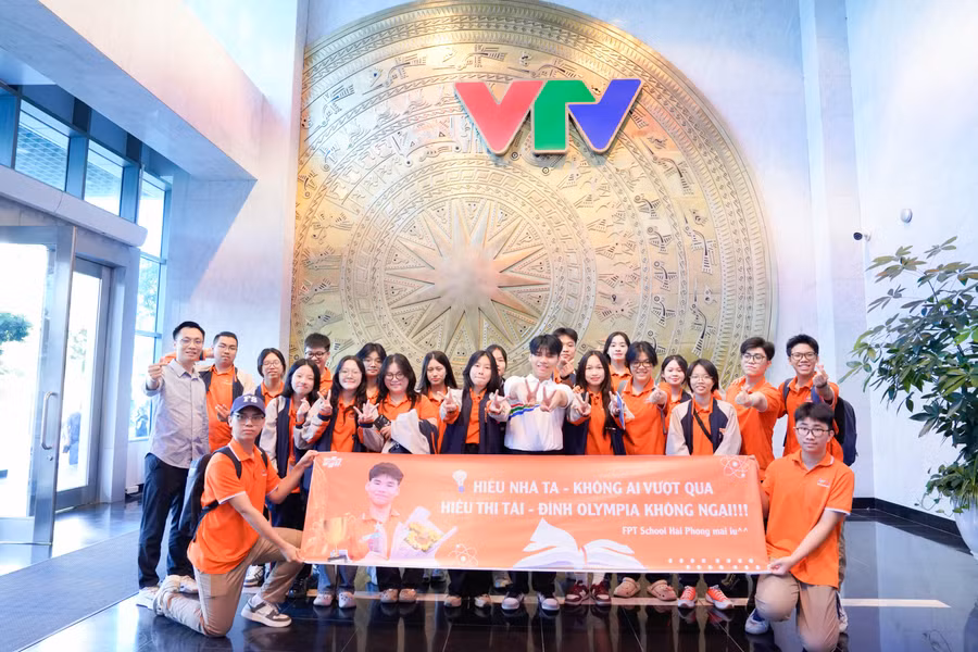 Em Nguyễn Hải Trung Hiếu cùng thầy cô, bạn bè sau khi giành giải Nhì vòng Tuần 2 - Tháng 2 - Quý 1.