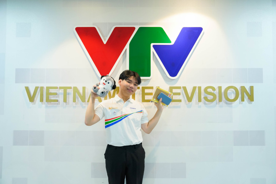 ពេញមួយដំណើររបស់គាត់ដើម្បីយកឈ្នះលើកម្ពស់ចំណេះដឹង លោក Hieu តែងតែមានទំនុកចិត្ត និងសម្រេចបានចំណាត់ថ្នាក់ខ្ពស់។ hieu1.jpg