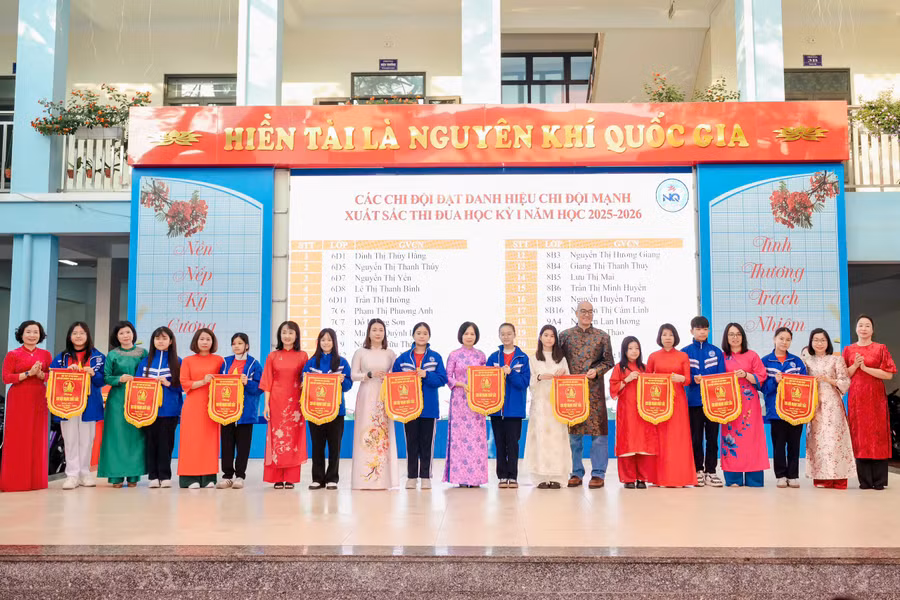 Cô trò với niềm vui đầu năm mới.