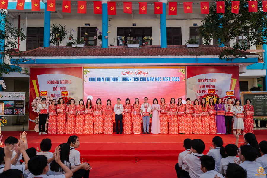Lãnh đạo ngành và địa phương tặng quà biểu dương thành tích của cán bộ, giáo viên nhà trường. thcs-hoang-dieu4.jpg