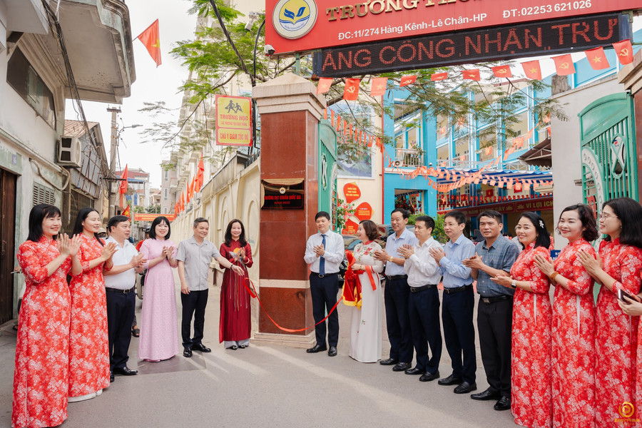 Lãnh đạo thành phố Hải Phòng và quận Lê Chân gắn biển Trường chuẩn quốc gia cho Trường THCS Hoàng Diệu. thcs-hoang-dieu2.jpg