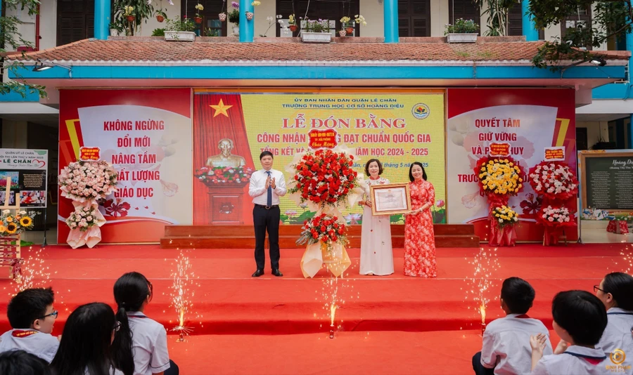 Ông Hoàng Minh Cường – Phó Chủ tịch UBND TP Hải Phòng trao Bằng công nhận Trường đạt chuẩn Quốc gia cho nhà trường.