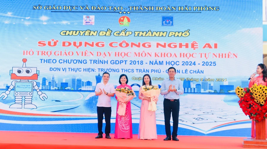 Lãnh đạo Sở GD&ĐT và UBND quận Lê Chân tặng hoa chúc mừng Trường THCS Trần Phú, giáo viên thực hiện tiết dạy minh hoạ.