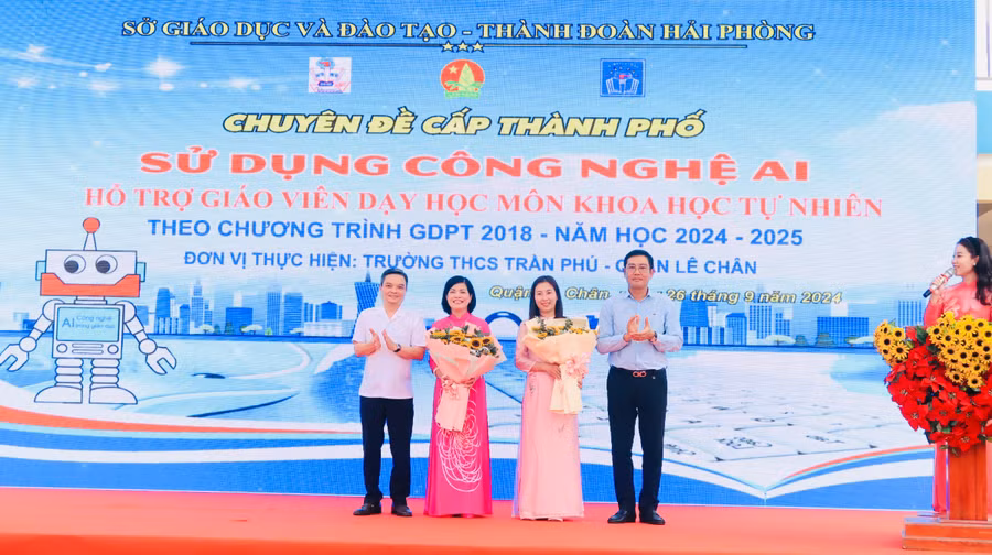 Lãnh đạo Sở GD&ĐT và UBND quận Lê Chân tặng hoa chúc mừng Trường THCS Trần Phú, giáo viên thực hiện tiết dạy minh hoạ.