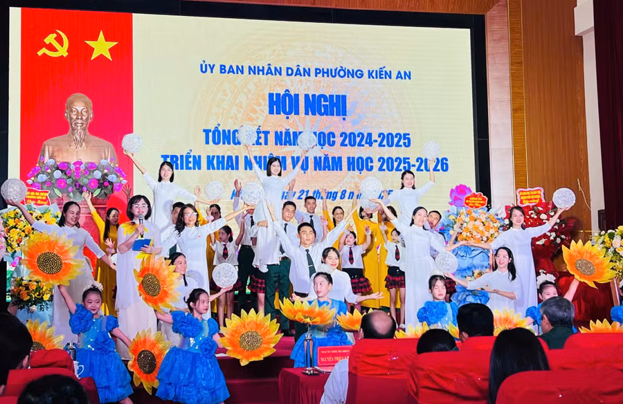 Chương trình văn nghệ tổng kết năm học tại phường Kiến An.