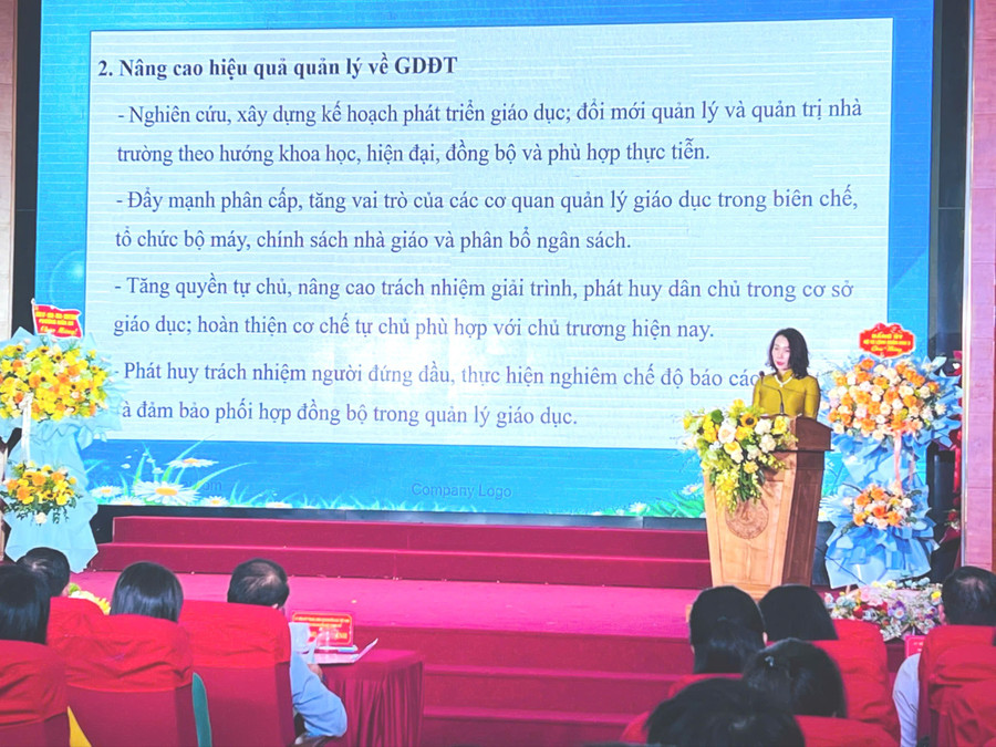 លោកស្រី Tran Thi Phuong អនុប្រធានសាលា Kien An Ward បានលើកឡើងនូវភារកិច្ចសំខាន់ៗចំនួន ១០ សម្រាប់ឆ្នាំសិក្សាថ្មី។ kien-an-8454.jpg
