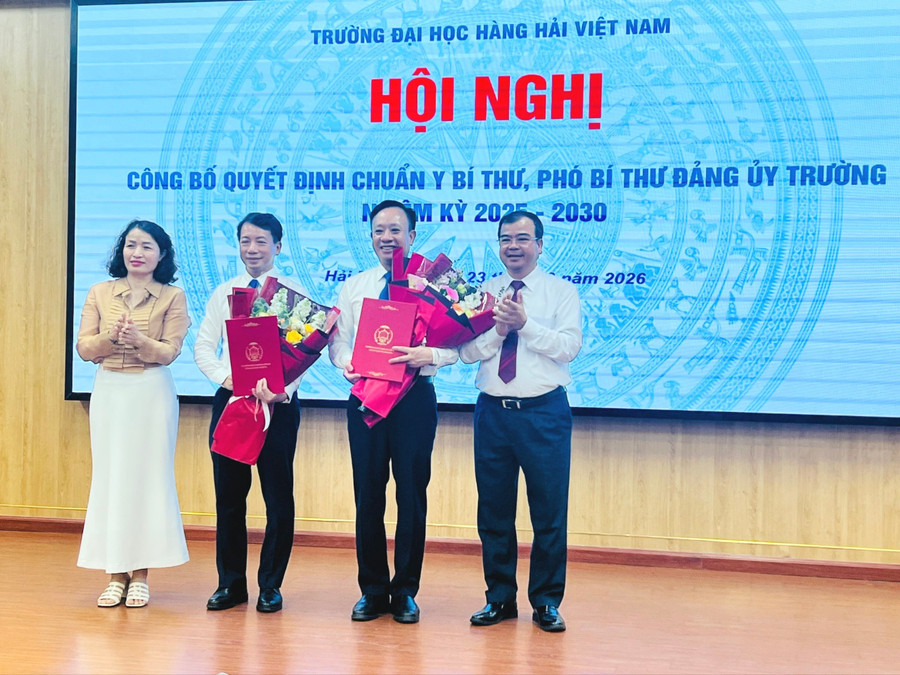 Lãnh đạo TP Hải Phòng trao Quyết định chuẩn y chức danh Bí thư và Phó Bí thư cho đồng chí Phạm Xuân Dương (thứ 2 từ phải qua trái) và đồng chí Nguyễn Thanh Sơn (thứ 2 từ trái qua phải).