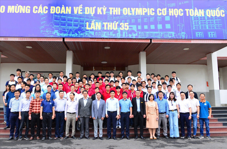 Các đại biểu tham dự Khai mạc Kỳ thi chụp hình lưu niệm.