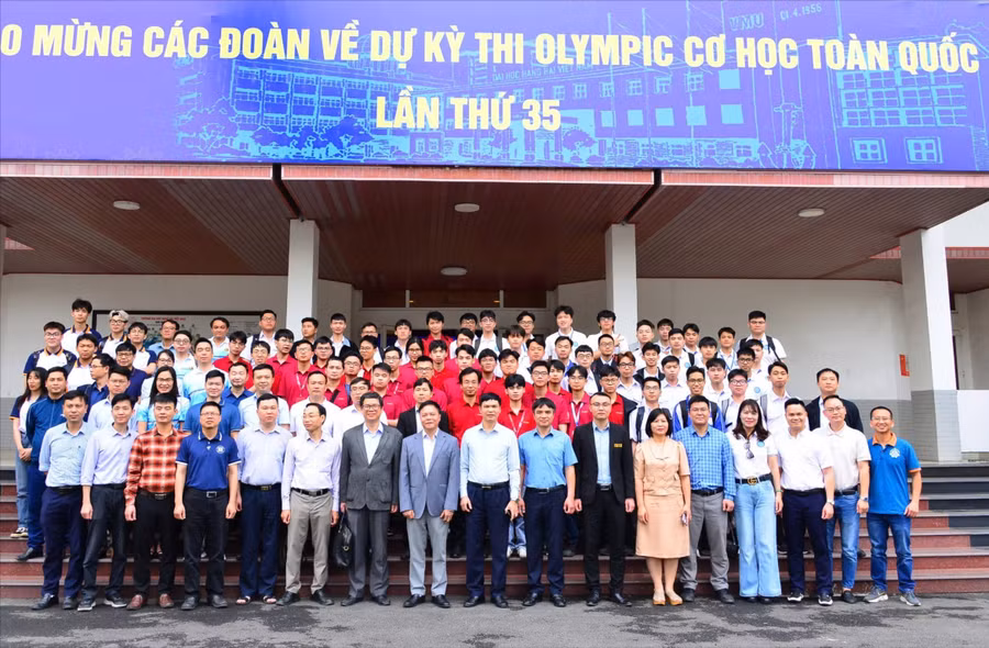 Các đại biểu tham dự Khai mạc Kỳ thi chụp hình lưu niệm.