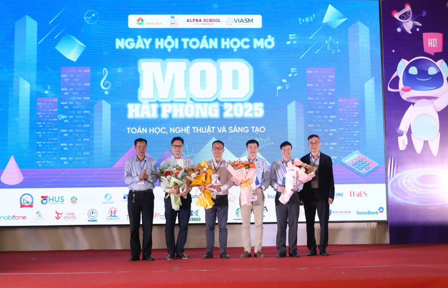 Lãnh đạo Viện nghiên cứu cao cấp về Toán và Sở GD&ĐT tặng hoa các đại biểu, khách mời.