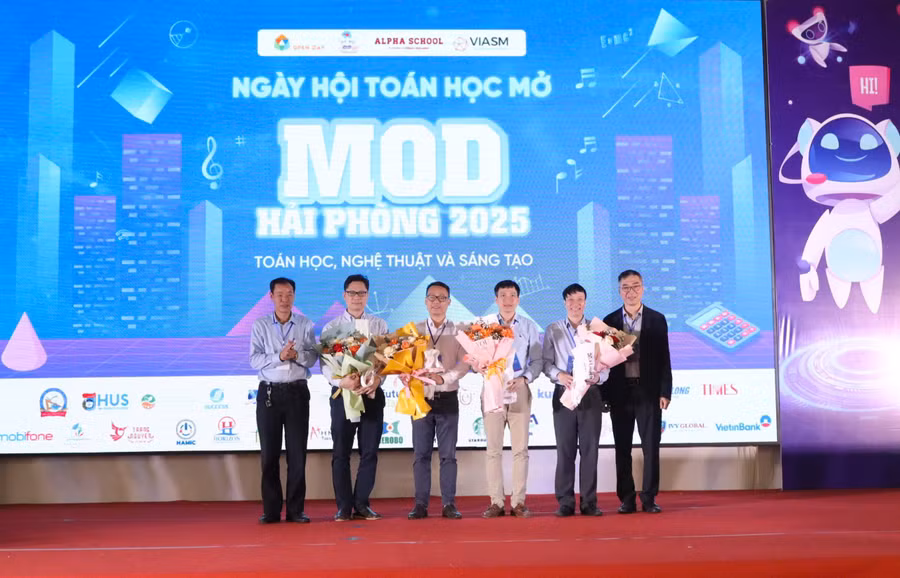 Lãnh đạo Viện nghiên cứu cao cấp về Toán và Sở GD&ĐT tặng hoa các đại biểu, khách mời.