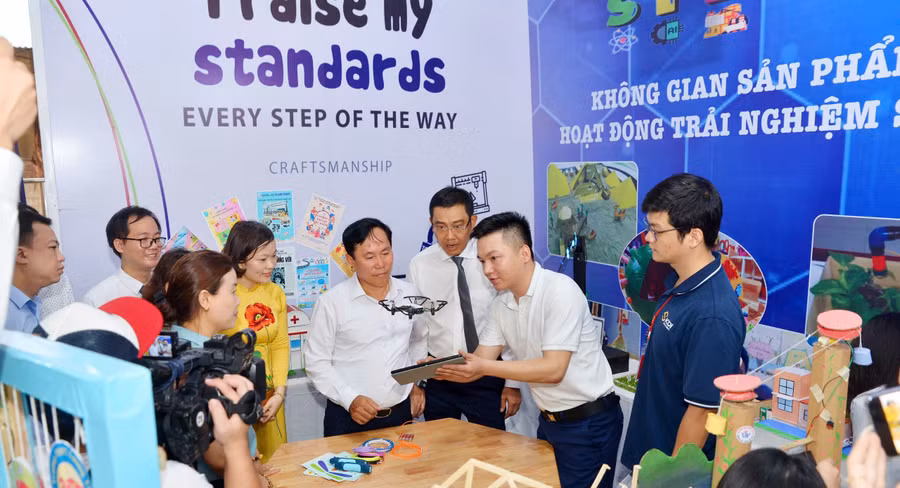 Lãnh đạo Sở GD&ĐT Hải Phòng, lãnh đạo quận Hồng Bàng thăm quan không gian trải nghiệm giáo dục thông minh tại Trường THPT Lương Thế Vinh.