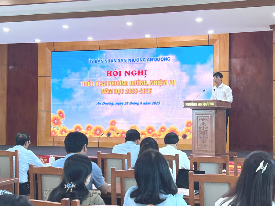 ông Bùi Tiến Phong, Phó Bí thư Đảng uỷ, Chủ tịch UBND phường An Dương phát biểu tại hội nghị.