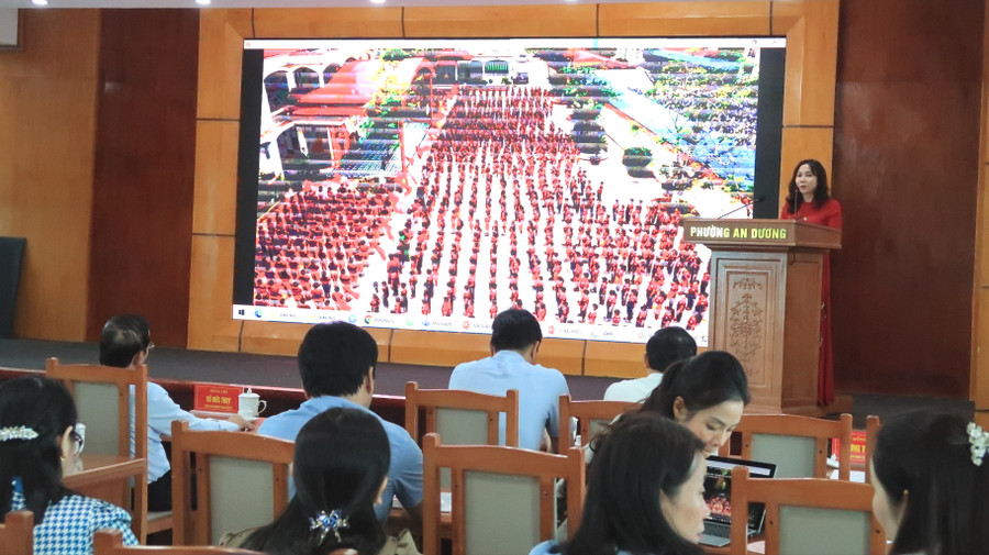 Bà Trần Thị Ngọc Bảo - Hiệu trưởng Trường Tiểu học An Dương tham luận tại hội nghị. 28-8-adjpg-7249.jpg