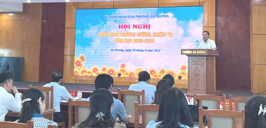Ông Vũ Mạnh Hùng - Phó Chủ tịch UBND phường phát biểu tiếp thu ý kiến chỉ đạo của Chủ tịch UBND phường tại hội nghị. 28-8-ad-3912.jpg