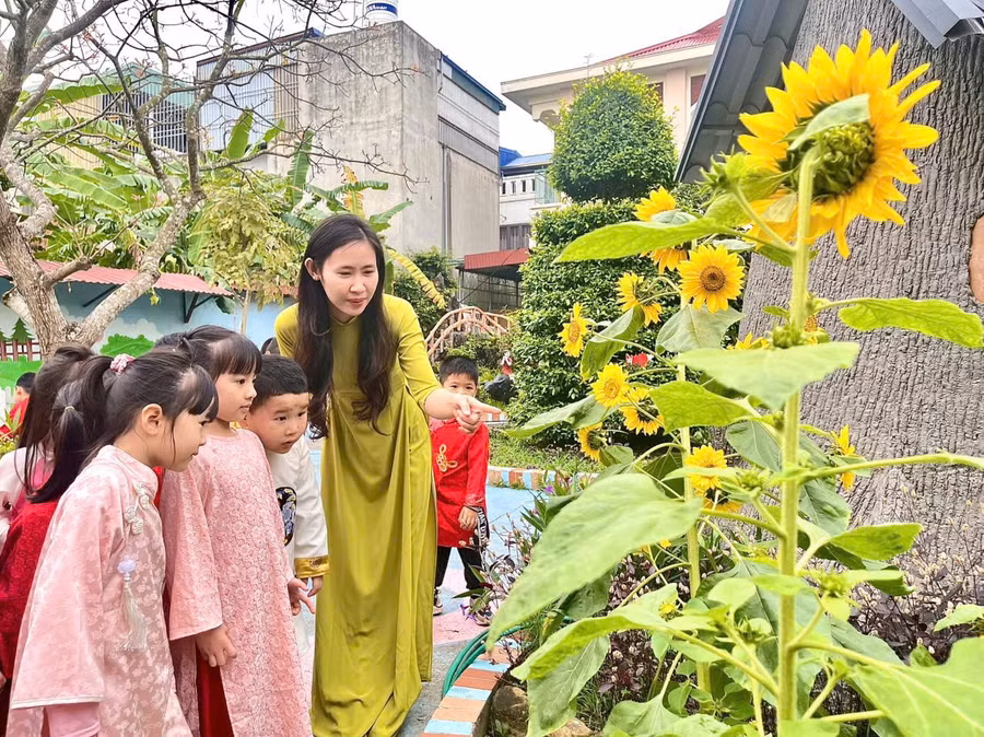 Cô trò Trường Mầm non An Dương, phường An Dương, TP Hải Phòng trong giờ vui chơi.