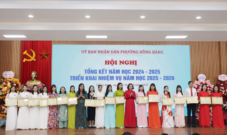 Cán bộ, giáo viên được biểu dương khen thưởng. 22-8-hb1.jpg