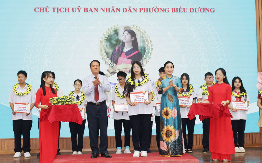 Học sinh đạt thành tích cao trong năm học vinh dự nhận tặng khen. 22-8-hb2.jpg