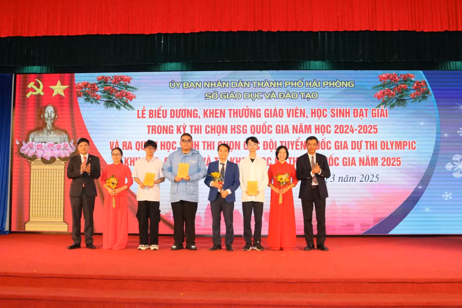 Lãnh đạo thành phố Hải Phòng tặng hoa các đội tuyển dự thi chọn học sinh dự thi quốc tế.