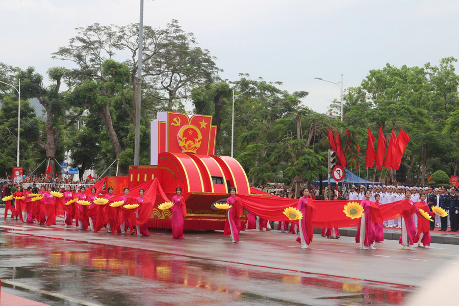 Mỗi bước chân, mỗi đội hình duyệt đều thể hiện kỷ luật, khí thế và niềm tự hào là “lá chắn” vững chắc của thành phố Cảng. dieu-hanh3.jpg