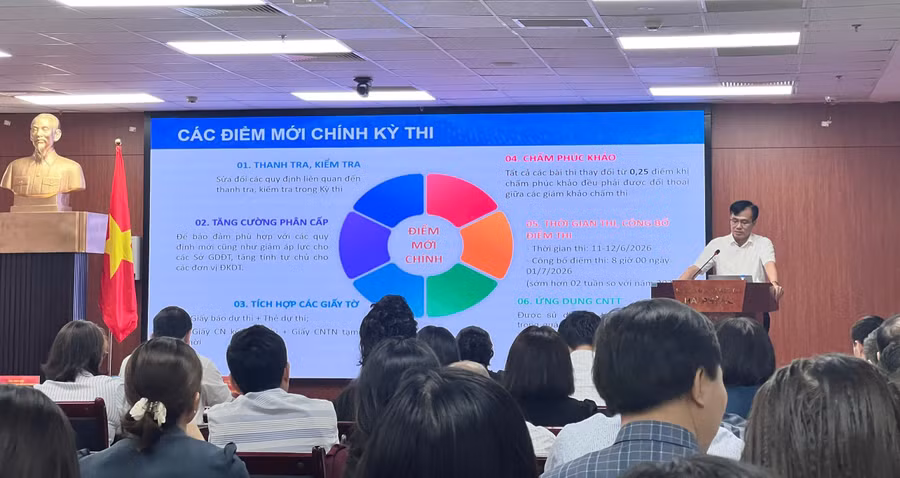 Ông Bùi Khánh Toàn trình bày nội dung công tác tổ chức Kỳ thi tốt nghiệp THPT 2026.