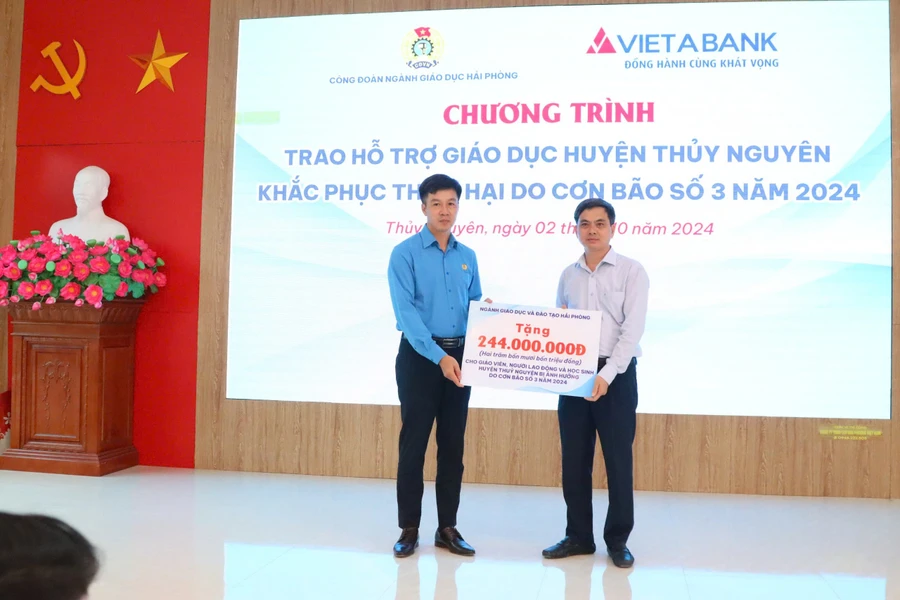 Ông Trần Văn Thắng- Chủ tịch Công đoàn ngành Giáo dục Hải Phòng tặng quà hỗ trợ cho Ngành Giáo dục huyện Thuỷ Nguyên.