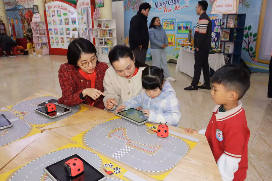 Sự đồng hành của nhà trường, thầy cô và gia đình giúp trẻ vững vàng hành trang vào lớp 1.