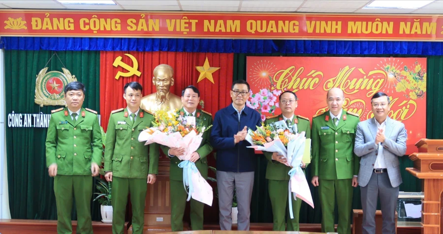 Lãnh đạo Sở GD&ĐT và UBND TP Thuỷ Nguyên tặng hoa động viên Công an TP Thuỷ Nguyên.