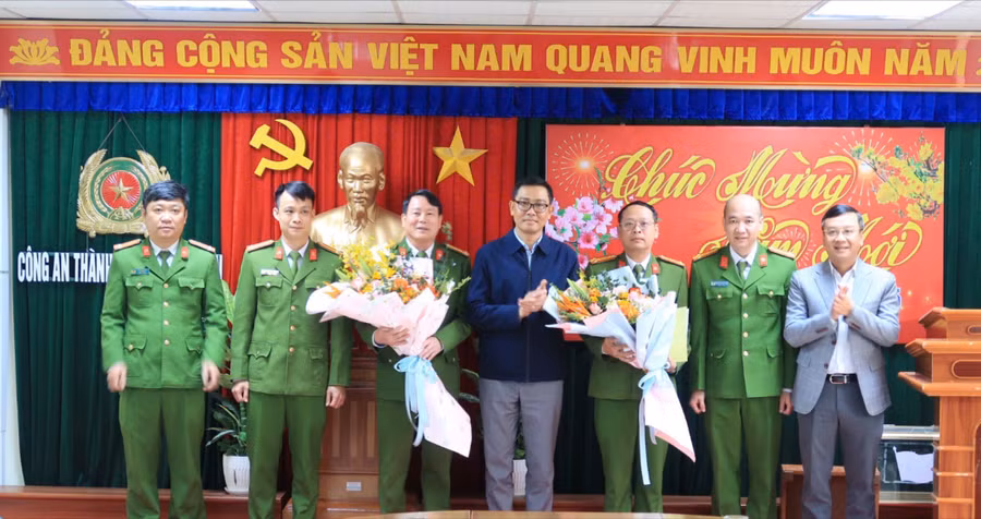 Lãnh đạo Sở GD&ĐT và UBND TP Thuỷ Nguyên tặng hoa động viên Công an TP Thuỷ Nguyên.