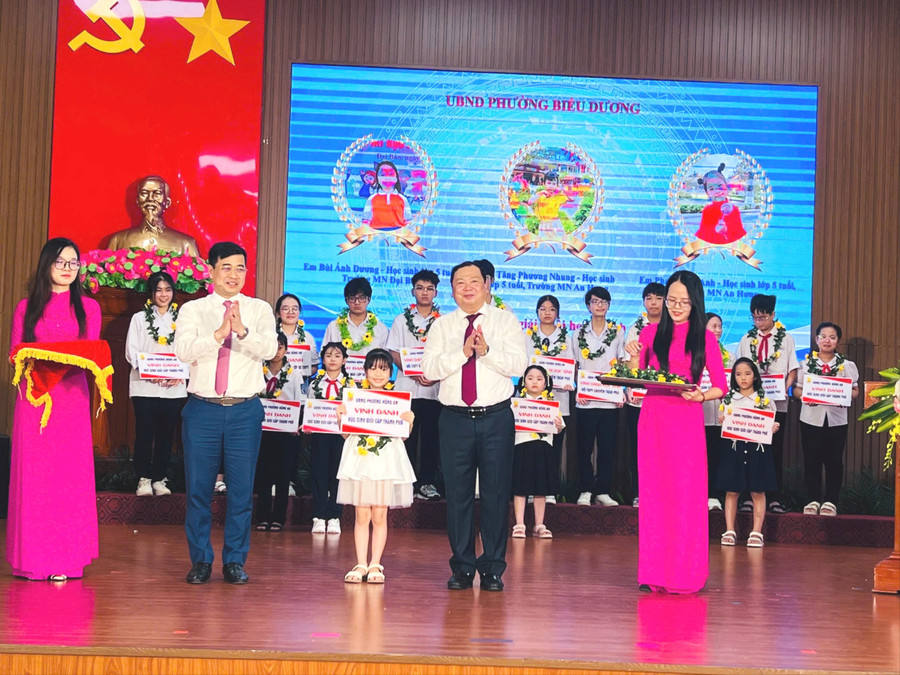High achieving students are recognized. hong-an-5-1682.jpg