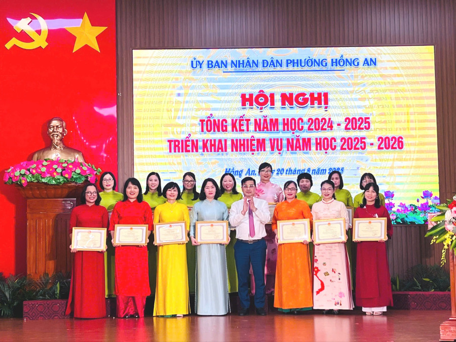 Ward leaders reward teachers with high achievements. hong-an4-4181.jpg