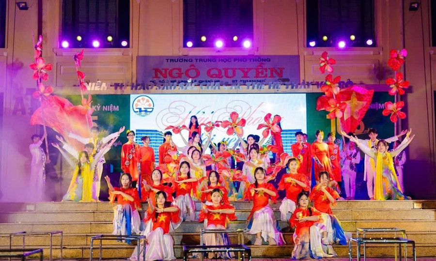 Học sinh Trường THPT Ngô Quyền (phường Lê Chân) toả sáng với các hoạt động văn nghệ.