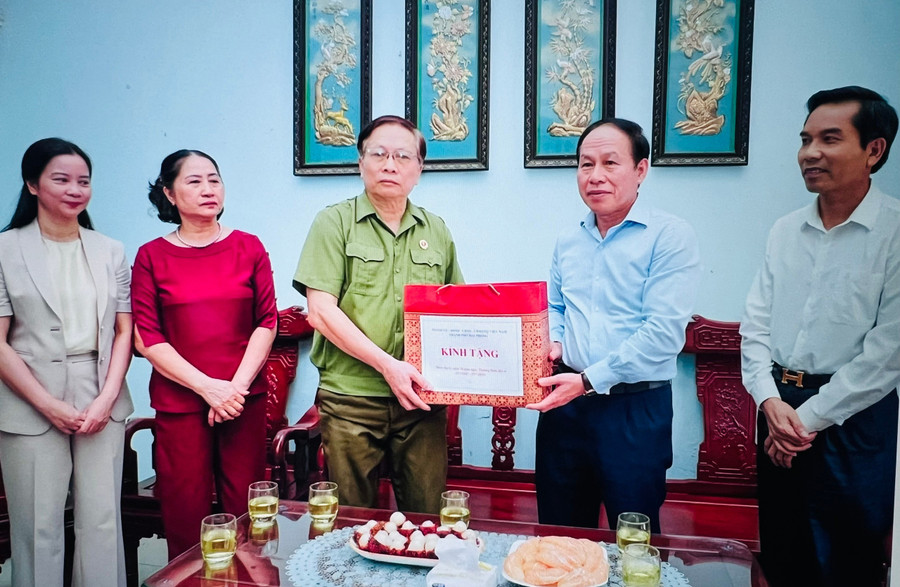 Bí thư Thành uỷ Hải Phòng Lê Tiến Châu tặng quà người có công với cách mạng (Ảnh Đàm Thanh).