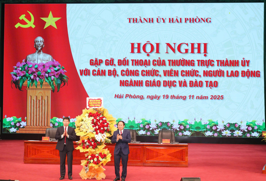 Bí thư Thành uỷ Lê Tiến Châu tặng hoa chúc mừng Ngành GD&ĐT Hải Phòng.