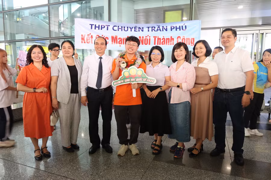 Sĩ Hiếu trở về nước với tấm Huy chương vàng môn Sinh trong niềm vui chào đón của Lãnh đạo ngành Giáo dục.