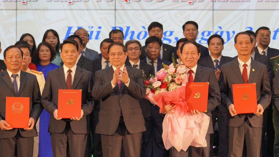 Thủ tướng Phạm Minh Chính trao Quyết định cho Bí thư Thành uỷ Hải Phòng Lê Tiến Châu.
