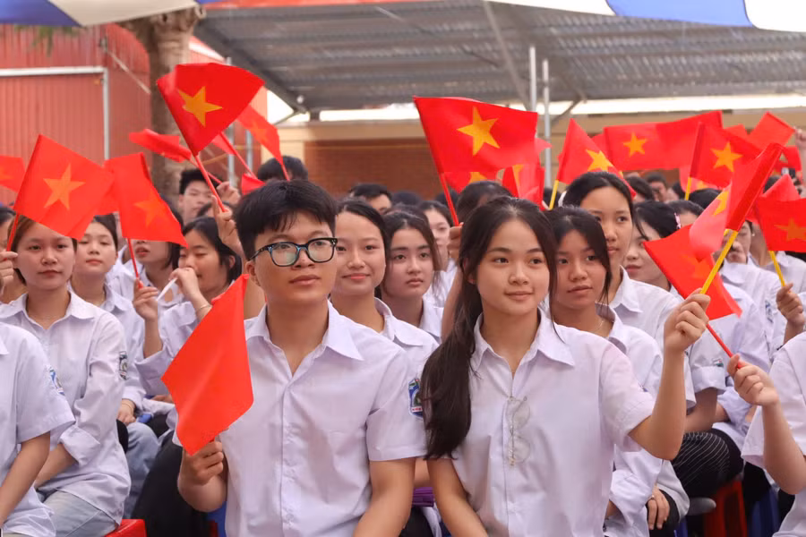 Học sinh Trường THPT Kiến Thuỵ hân hoan hướng về những ngày Kỷ niệm trọng đại của đất nước và thành phố.