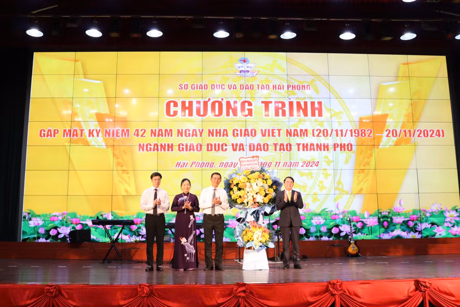 Ông Lê Khắc Nam - Phó chủ tịch UBND TP Hải Phòng tặng hoa chúc mừng ngành Giáo dục thành phố.