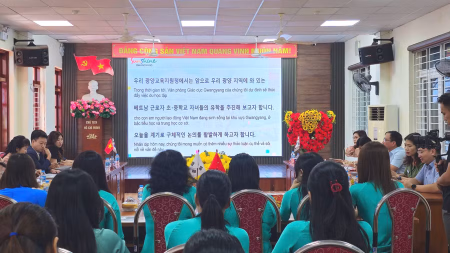 Buổi làm việc giữa đại diện Văn phòng Giáo dục Hàn Quốc và Sở GD&ĐT diễn ra tại Trường THCS Trần Phú.